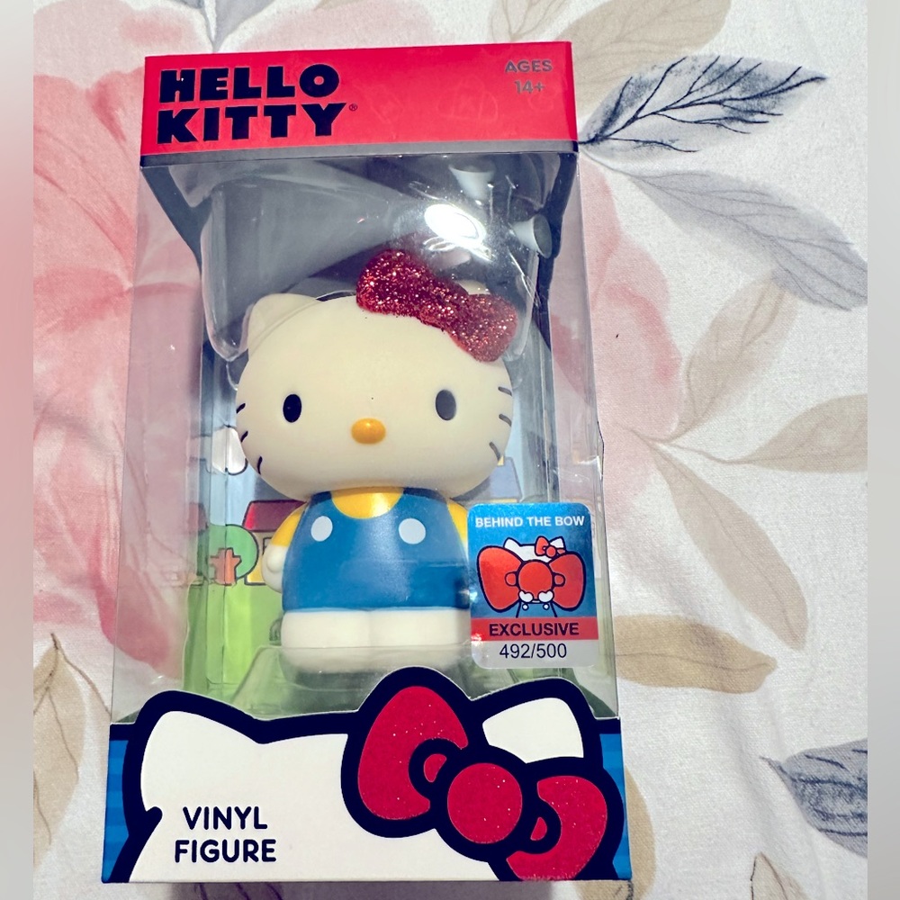 Hello kitty behind the bow